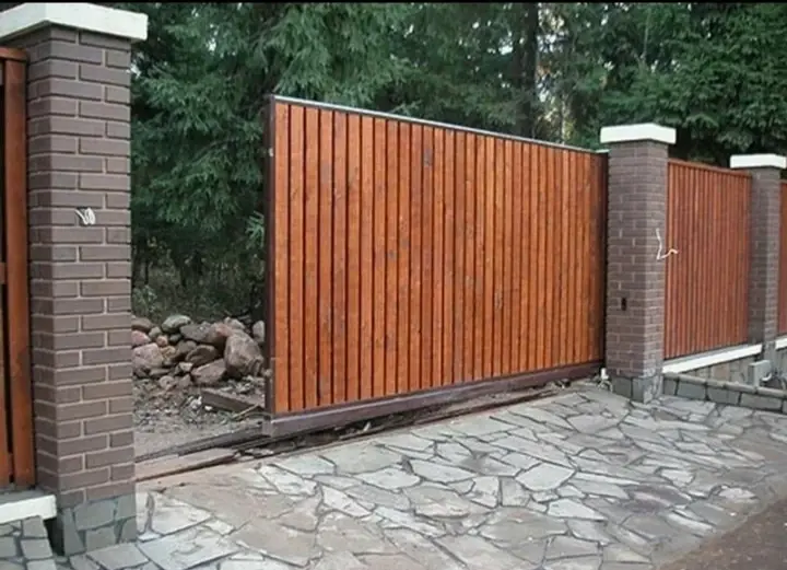 Откатные ворота с деревянными ламелями и кирпичными столбами